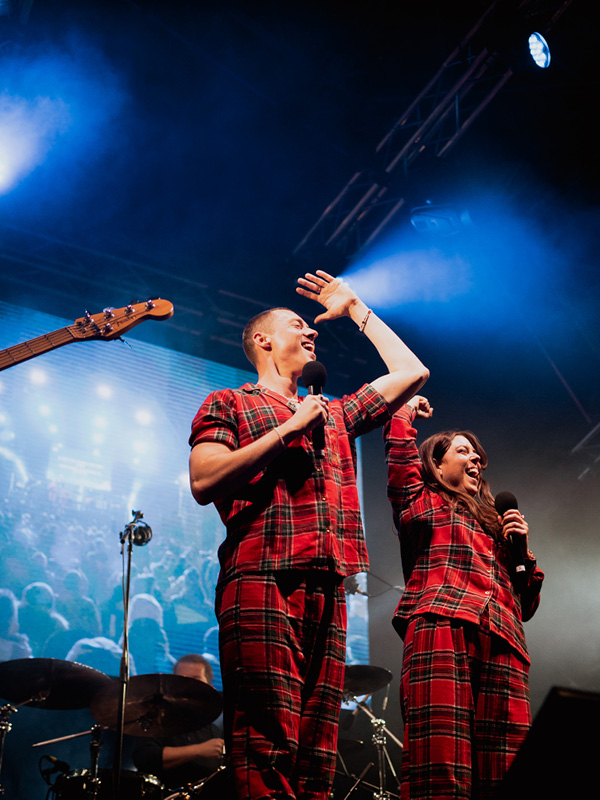 Chanteurs sur le front de neige de Tignes pour le Nouvel An